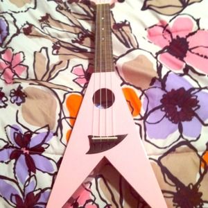 Pink Flying V Ukelele, Jessica Simpson Perfume