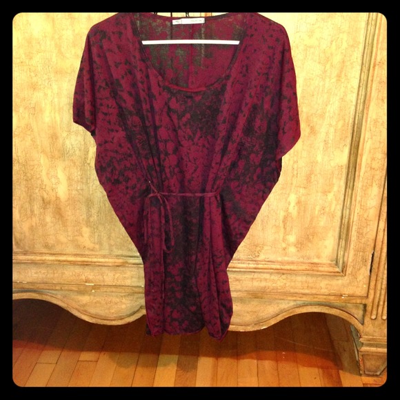 ❌SOLD IN A BUNDLE!❌Pretty Maroon butterfly top!