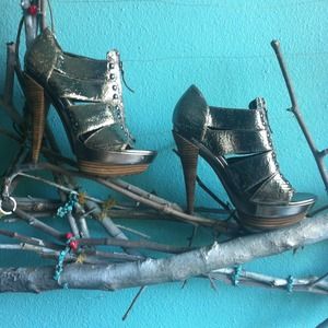 Jessica Simpson heel.