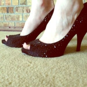 Beautiful Gianni Bini peep-toe pumps!