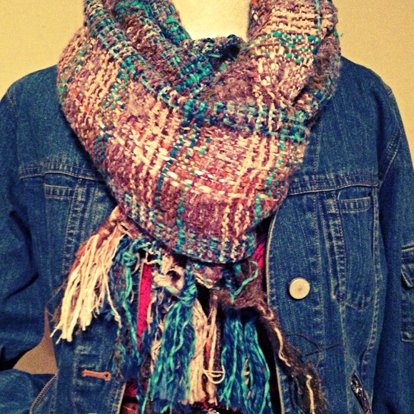 ❌SOLD❌Beautifully Woven Scarf