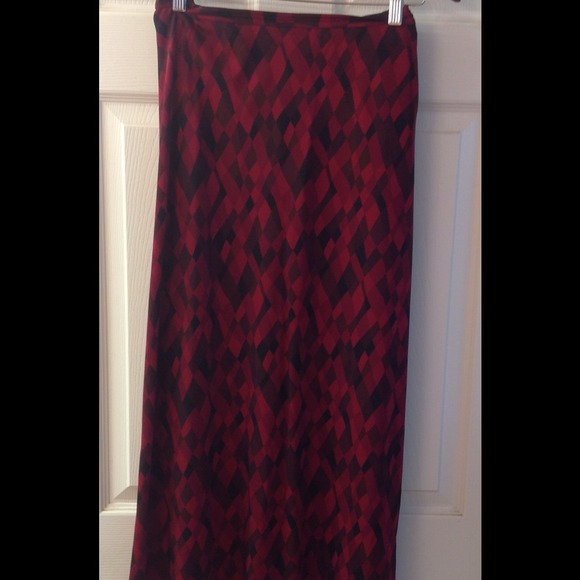 🔴🔴SOLD🔴🔴Long Red & Black Skirt - Picture 2 of 2