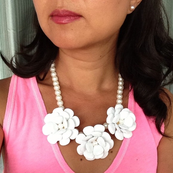 Statement flower necklace. Lovely! NEW.