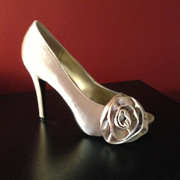 REDUCED! Nine West gold satin stillettos- new!