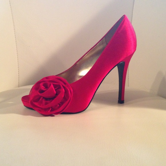 REDUCED! Nine West red satin stillettos- new!