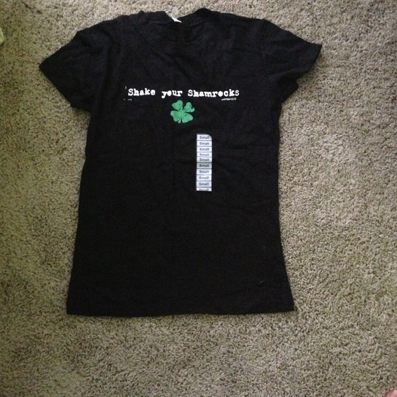 Shake ur shamrocks tee