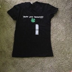 Shake ur shamrocks tee