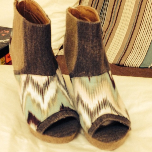 Nice chevron peep toe wedge - Picture 3 of 3