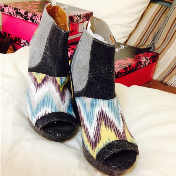 Nice chevron peep toe wedge - Picture 2 of 3