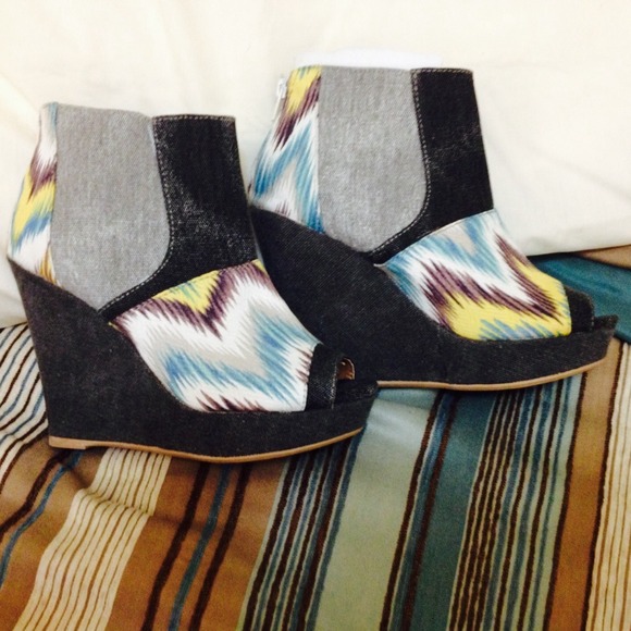 Nice chevron peep toe wedge - Picture 3 of 3