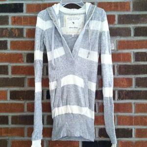 Hooded sweater low cut front