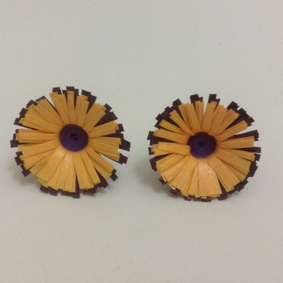 Handmade quilled stud earrings - Picture 2 of 2