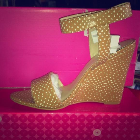 Shoe dazzle wedge size 7