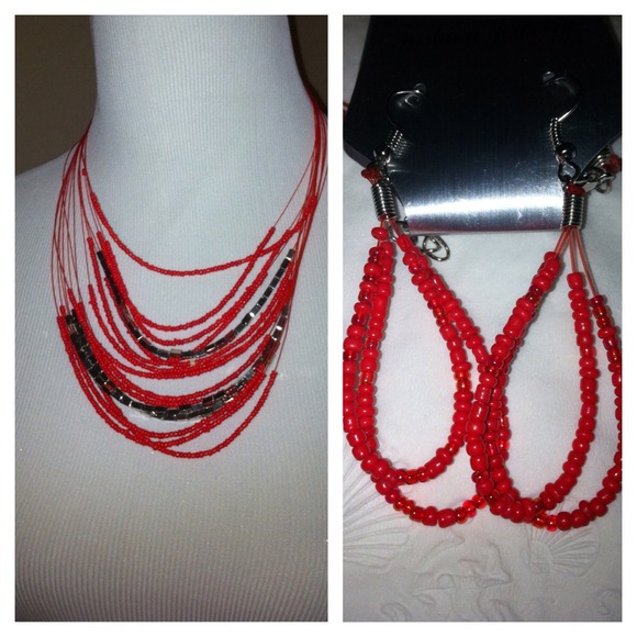 💎NWT! CORAL BEADED NECKLACE AND EARRING SET