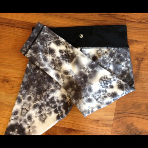 Lululemon Wunder Under Crops in Black & White