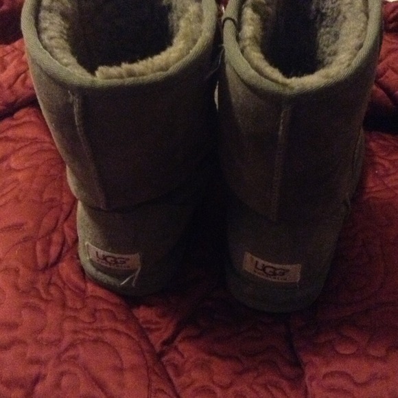 Authentic Grey Short uggs - Picture 2 of 3