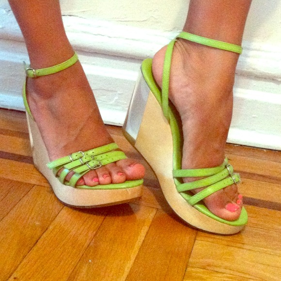 Lime green strappy wooden edge