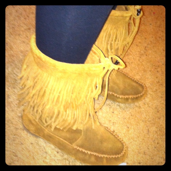 Minnetonka Moccasin Fringe Boots-Size 7