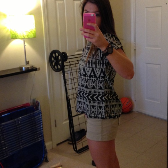 🚫🚫SOLD🚫🚫Tribal print top - Picture 2 of 4