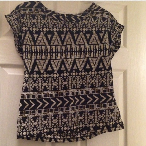 🚫🚫SOLD🚫🚫Tribal print top - Picture 3 of 4