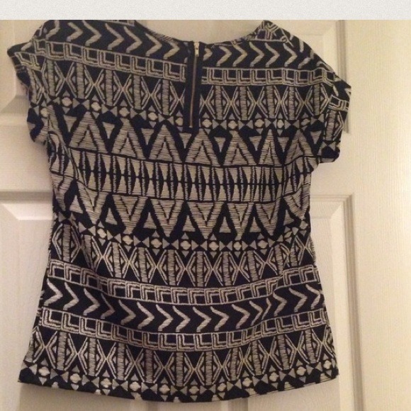 🚫🚫SOLD🚫🚫Tribal print top - Picture 4 of 4