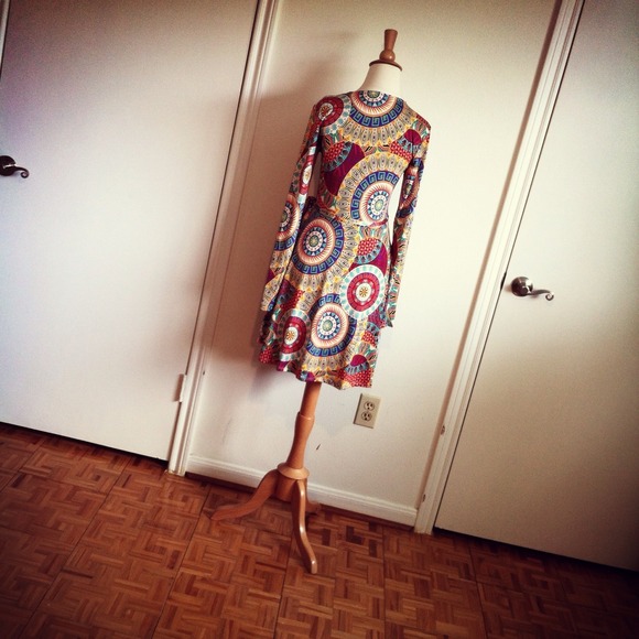 ** SOLD ** SALE Purple Print Wrap Dress + Pockets - Picture 4 of 4