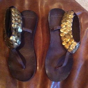 Abercrombie leather & gold stud sandals size 7 💛
