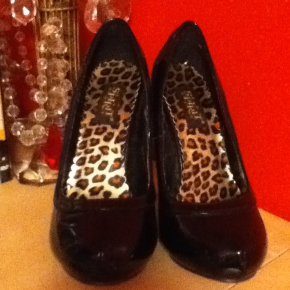 4" black pumps - Picture 3 of 3