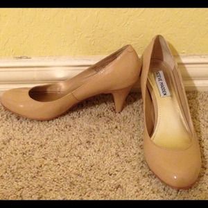 Steve Madden nude round toe pumps