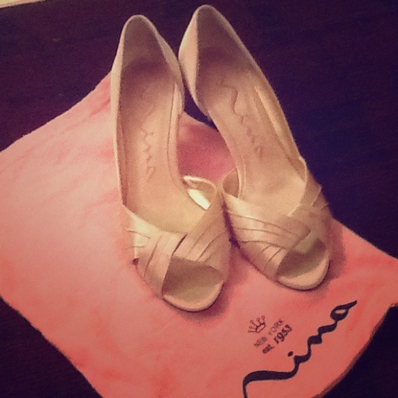 NINA CULVER GOLD ROYAL SATIN PUMPS - SZ 7