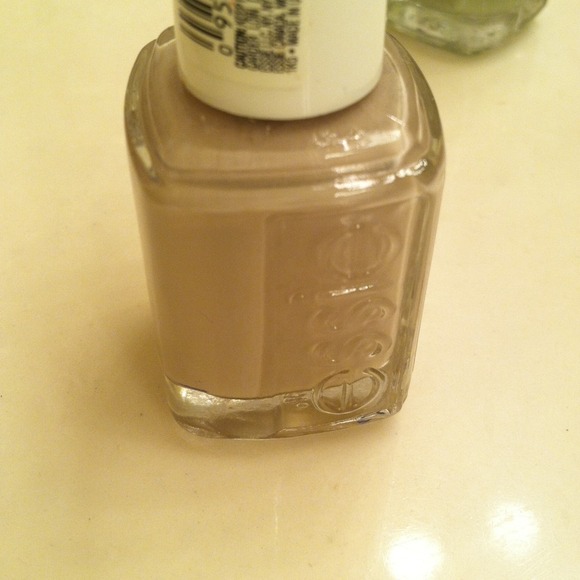 X HOLD X Bundle: 2 Essie nail polishes barely used - Picture 2 of 4