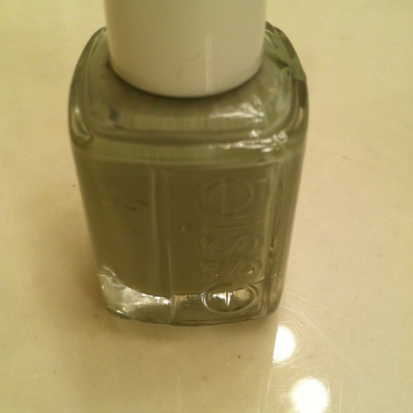 X HOLD X Bundle: 2 Essie nail polishes barely used - Picture 3 of 4