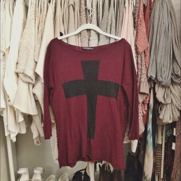 ❌📦 SOLD -- Brandy Melville Angelica Cross Sweater
