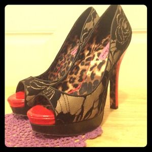 💜Reduced👍Betsy Johnson pumps with black lace!