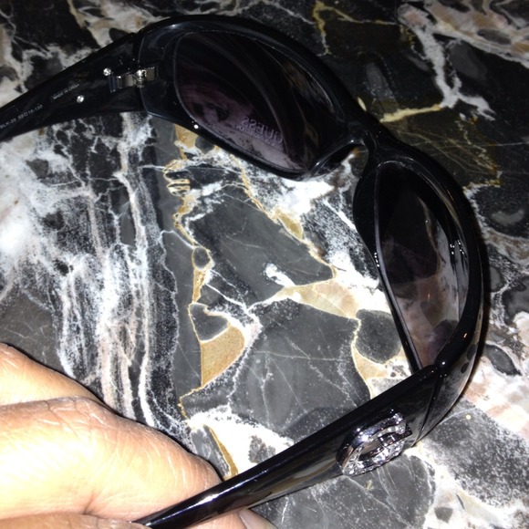 ?HOLD?Brand new Authentic Guess Sunglasses