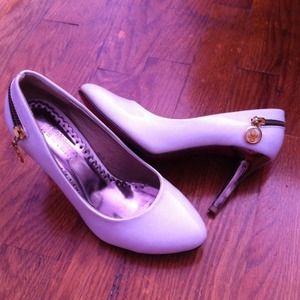 White patented pumps with red bottoms. Sz 6