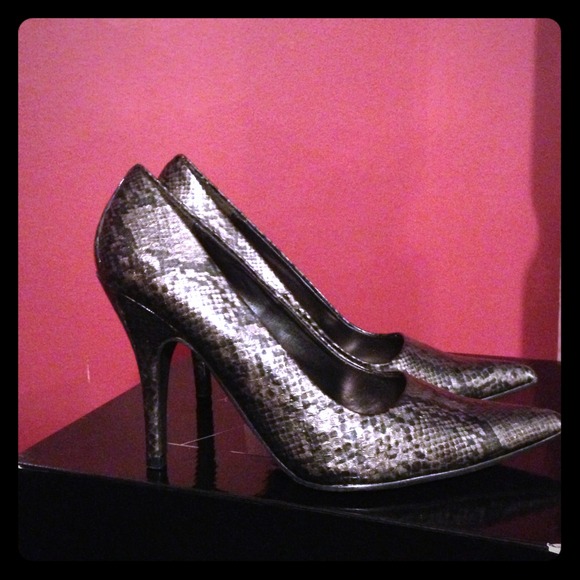 Snake print pumps