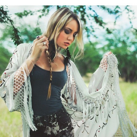 SOLD 💲💲💲 Embroidered fringe kimono
