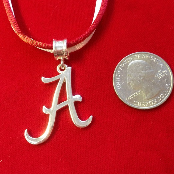 A red/white necklace and pendant - Picture 2 of 4