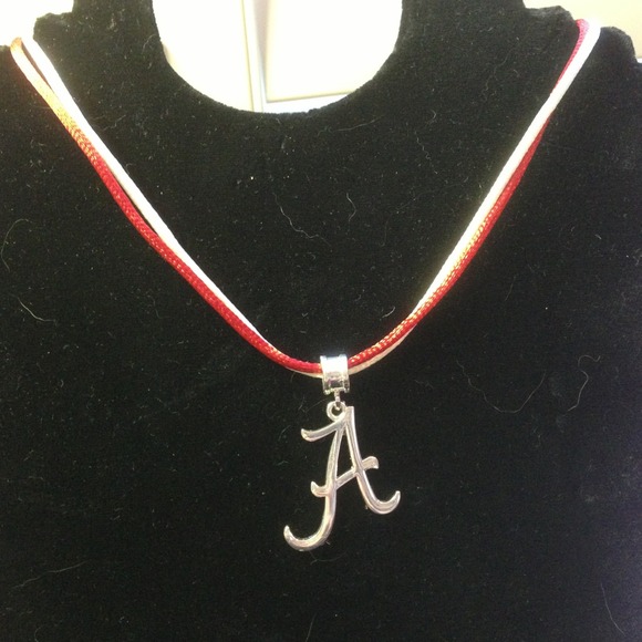 A red/white necklace and pendant - Picture 3 of 4