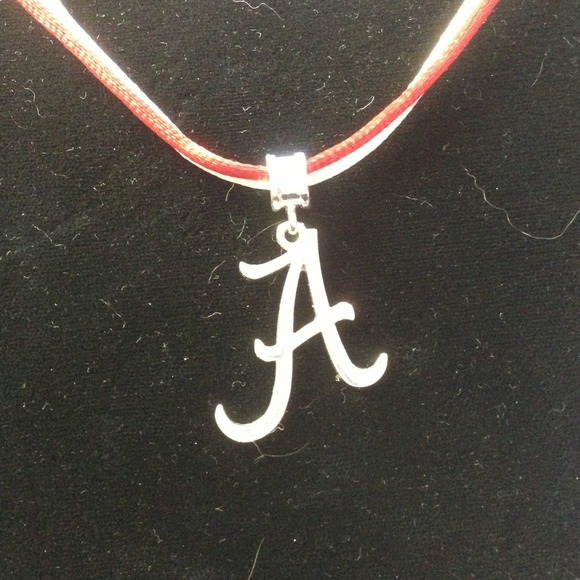 A red/white necklace and pendant - Picture 4 of 4