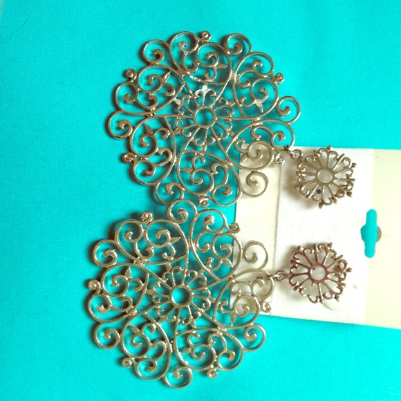 Brand new , never worn Silver dangle earrings