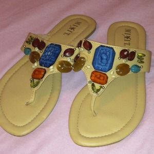 Size 10 fits like a 9 brand new never worn. $10