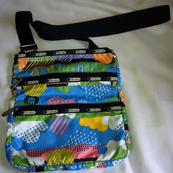 Cross body bag, used twice. Great for travel.