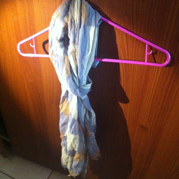 Scarf brand new ! Only $4
