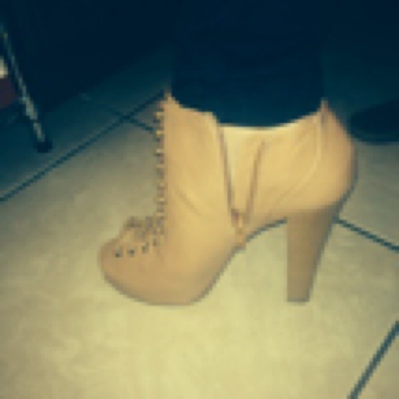 Lace up heels . New - Picture 3 of 4
