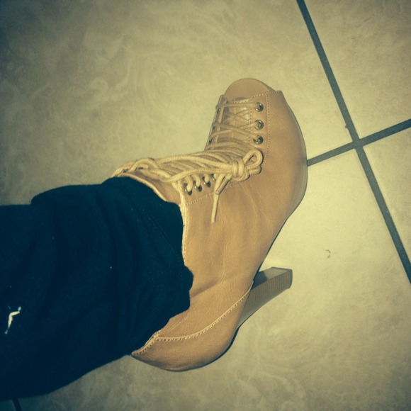 Lace up heels . New - Picture 4 of 4