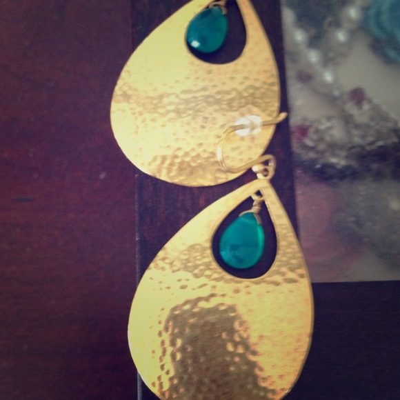 ❌SOLD LOCALLY❌gold and emerald drop earrings!