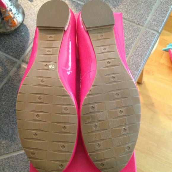 SOLD Kate Spade Hot Pink Patent Bow Flats - Picture 3 of 4