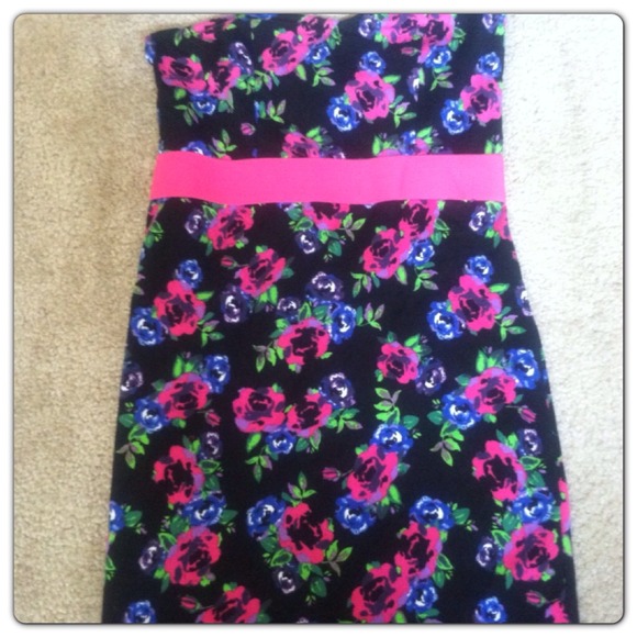 Tight floral print strapless dress